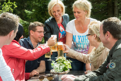 Gruppe trinkt gemeinsam Bier in Weimar-Hopfgarten