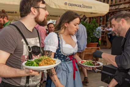 Pärchen am Buffet auf der 