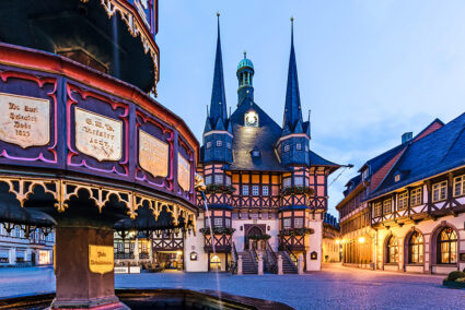 Rathaus von Wernigerode bei Dämmerung