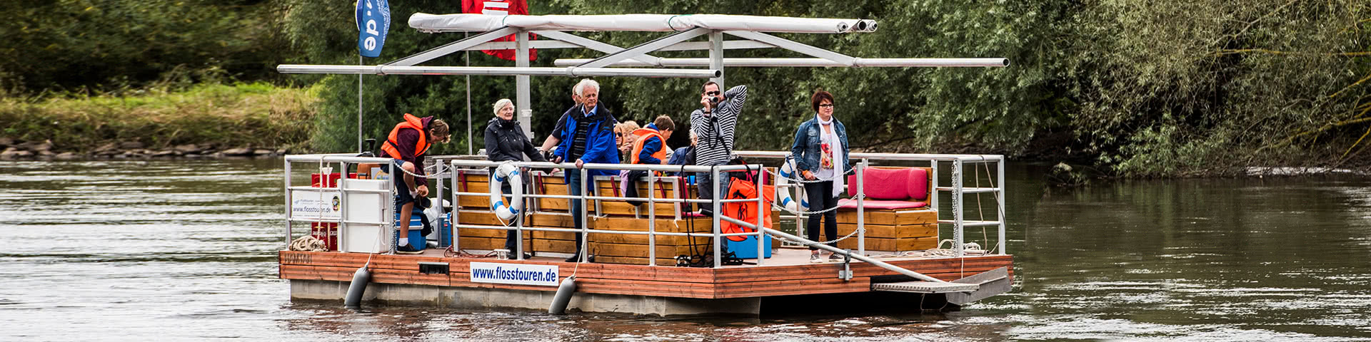 Gruppe macht Flossfahrt im Weserbergland