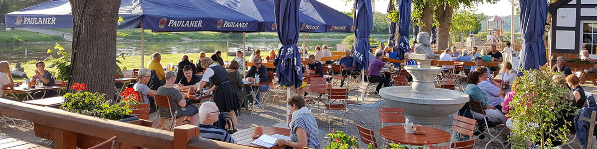 Voller Biergartem am Grohnder Fährhaus im Weserbergland