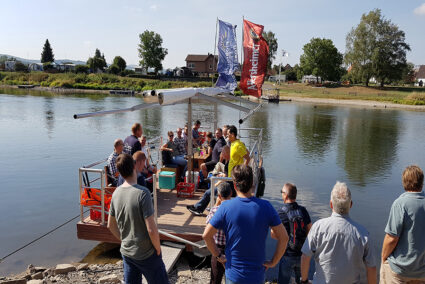 Floss an einer Anlegestelle an der Weser im Weserbergland