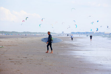 Kitesurfer am Strand von Wijk aan Zee