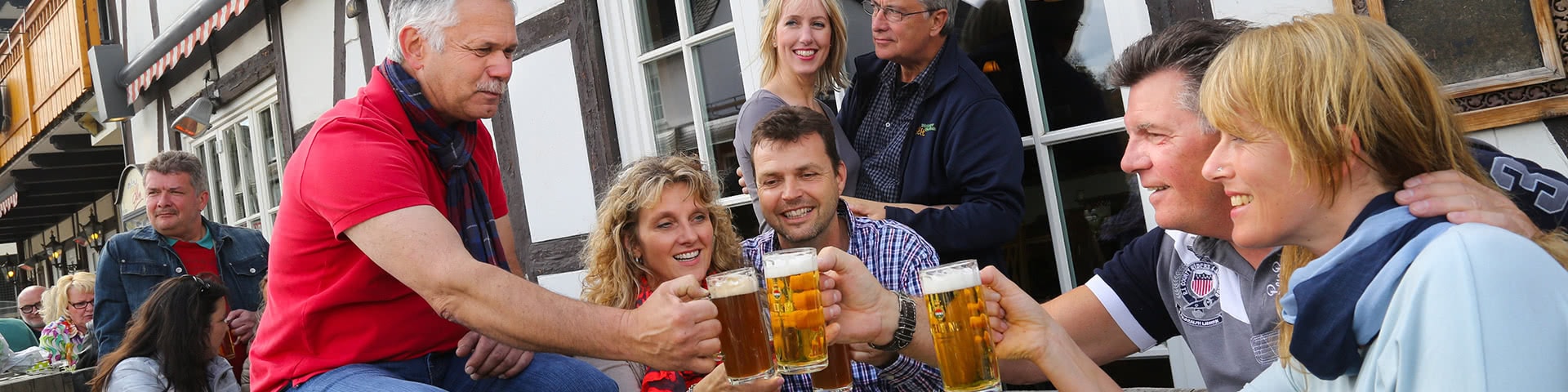 Gruppe trinkt Bier an der Dorf Alm in Willingen