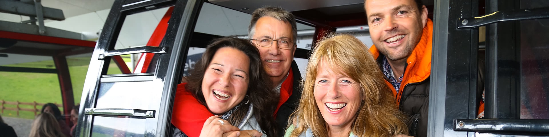 Fröhliche Gruppe in einer Gondel der Ettelsberg-Seilbahn in Willingen