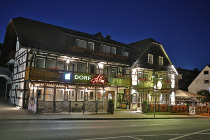 Außenansicht Dorf Alm bei Dunkelheit