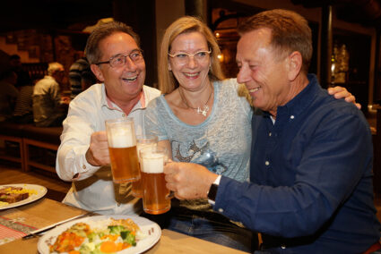 Gruppe stößt mit Bier an beim Essen im Brauhaus in Willingen