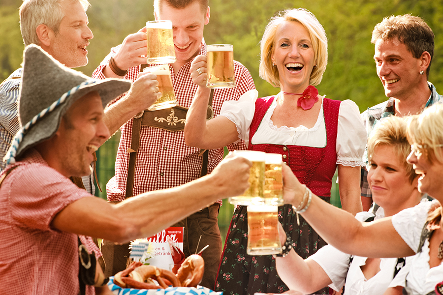 Gut gelaunte Gruppe beim Oktoberfest in Willingen