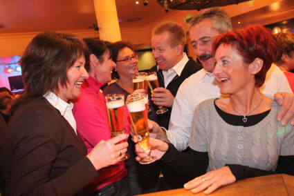 Gruppe trinkt gemeinsam Bier im Wirtshaus im Sauerland Stern Hotel in Willingen