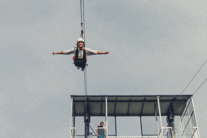 Frau fährt die Zipline 