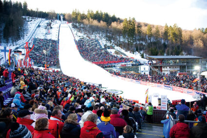 Skisprungschanze in Willingen mit vielen Zuschauern