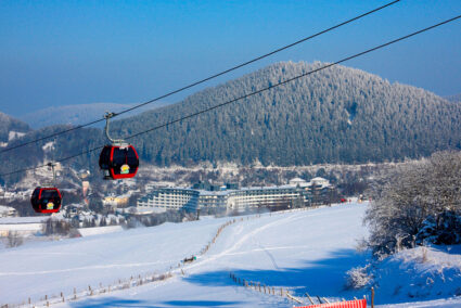 Seilbahn mit Blick auf den Sauerland Stern in Willingen mit Schnee