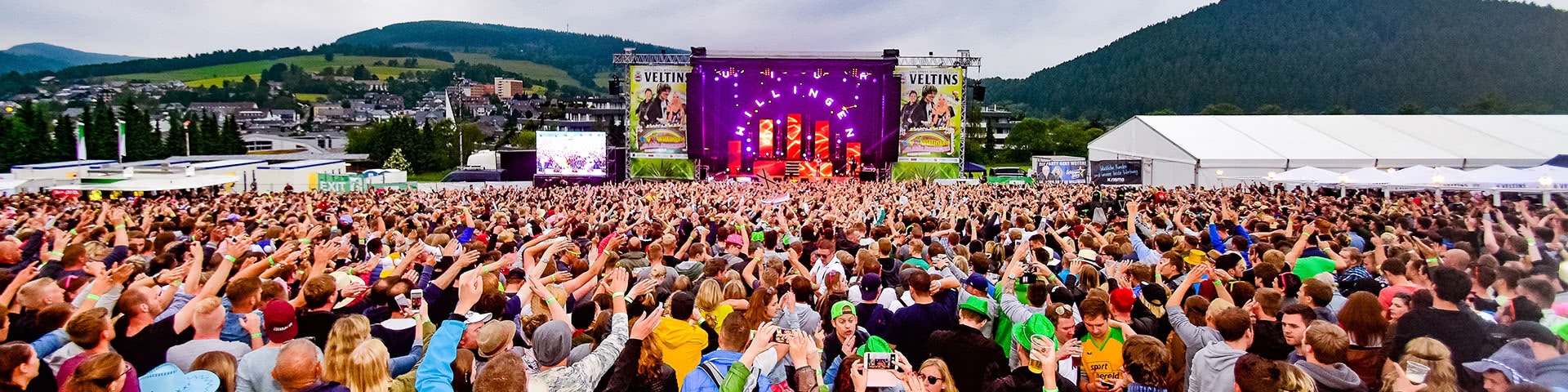 Viele Menschen auf der Veranstaltungsfläche von Viva Willingen