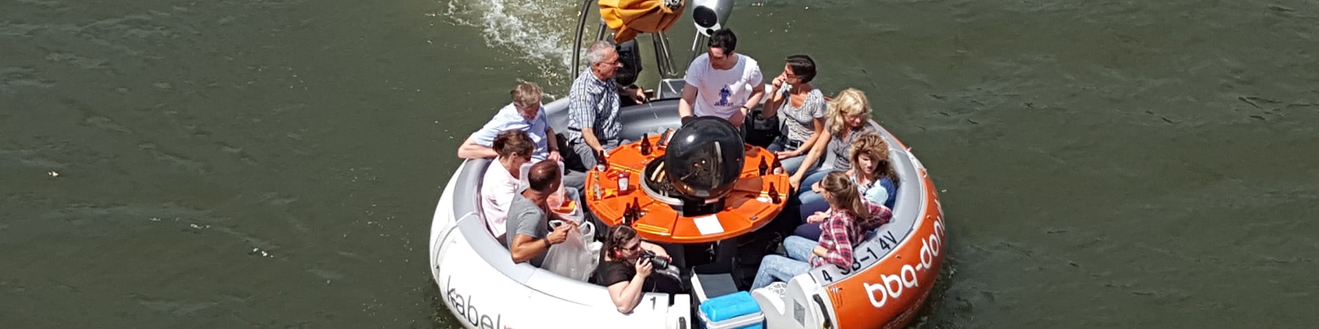 Gruppe auf einem BBQ-Donut auf dem Zülpicher See