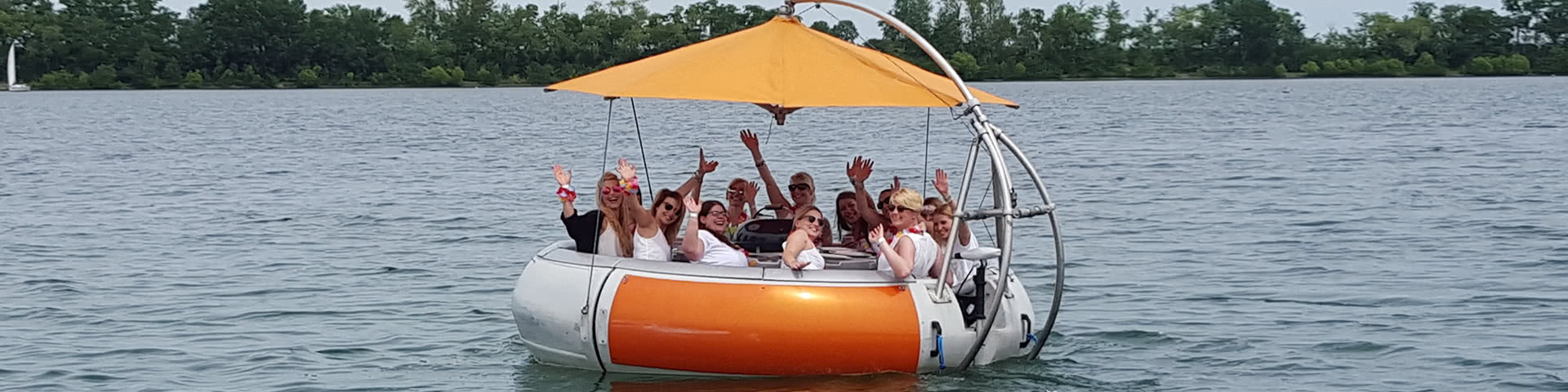 Feiernde Gruppe auf einem Donut auf dem Zülpicher See