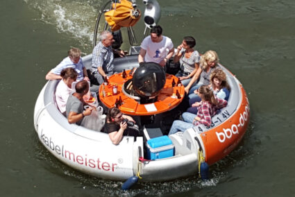 Gruppe fährt mit Donut auf Zülpicher See