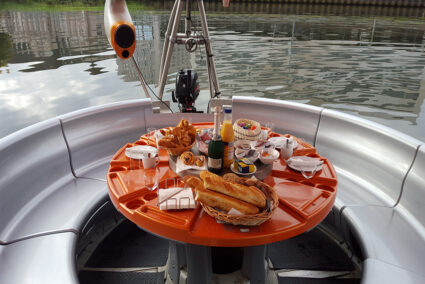 Eindeckter Tisch auf BBQ-Donut am Zülpicher See